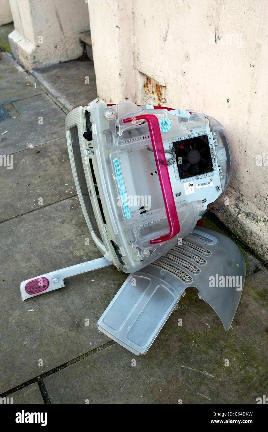 iMac-Computer weggeworfen auf Bürgersteig Stockfoto