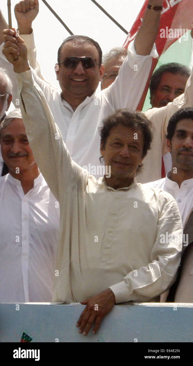 Lahore, Pakistan. 14. August 2014. Pakistan senior Widerstand Führer Imran Khan (C) Gesten als er leitet ein Protest gegen die Regierung in Lahore, Ost-Pakistan, 14. August 2014 marschieren. Imran Khan, ein ehemaliger Cricket-Symbol, ein Anti-Regierungs-März Donnerstag angefangen die östliche Stadt von Lahore nach Islamabad. Bildnachweis: Sajjad/Xinhua/Alamy Live-Nachrichten Stockfoto