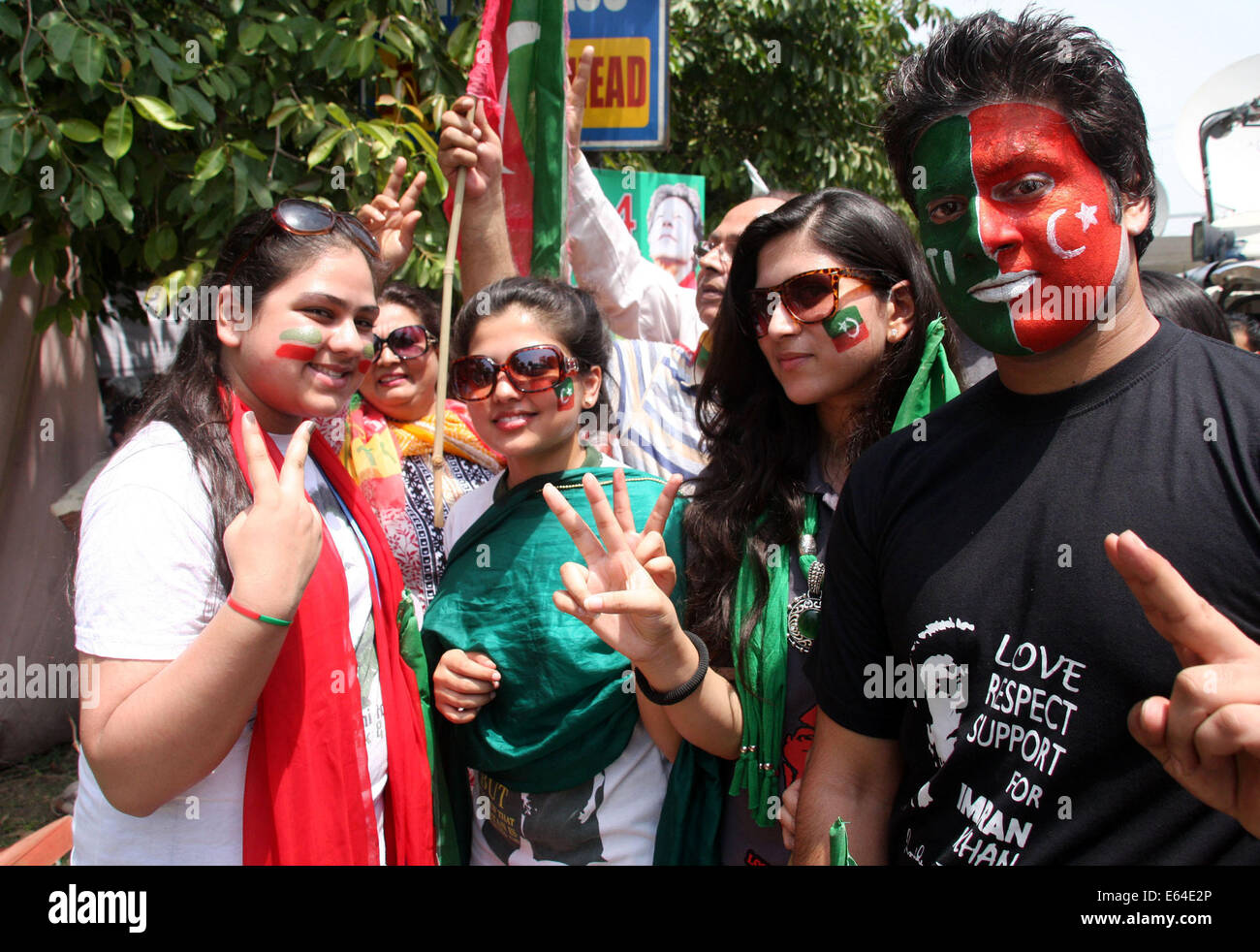 Lahore, Pakistan. 14. August 2014. Unterstützer von Pakistan senior Oppositionsführer Imran Khan teilnehmen einen Protestmarsch gegen die Regierung in Lahore, Ost-Pakistan, am 14. August 2014. Imran Khan, ein ehemaliger Cricket-Symbol, ein Anti-Regierungs-März Donnerstag angefangen die östliche Stadt von Lahore nach Islamabad. Bildnachweis: Sajjad/Xinhua/Alamy Live-Nachrichten Stockfoto