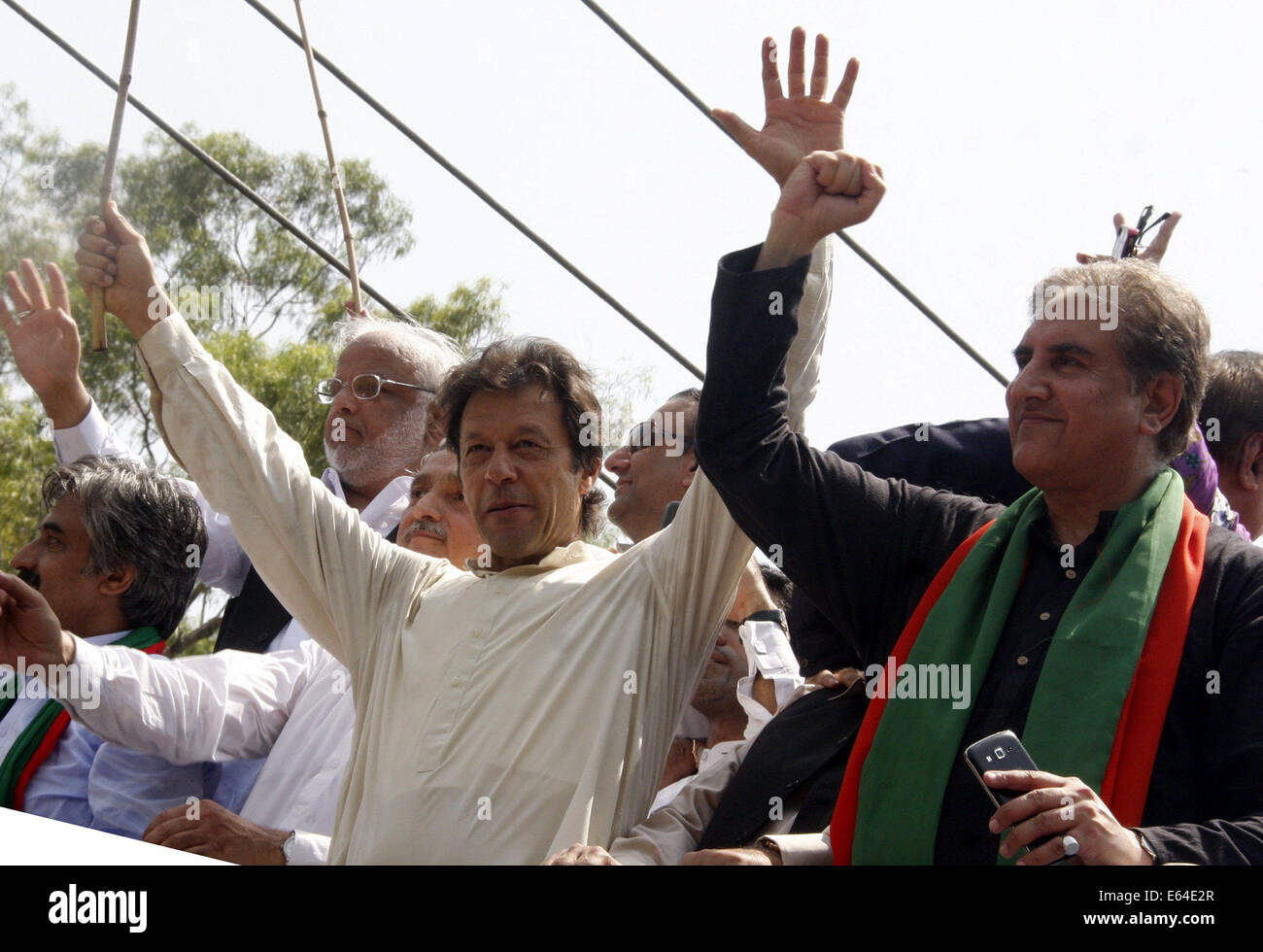 Lahore, Pakistan. 14. August 2014. Pakistan senior Opposition Leader Imran Khan (L) Gesten als er leitet ein Protest gegen die Regierung in Lahore, Ost-Pakistan, 14. August 2014 marschieren. Imran Khan, ein ehemaliger Cricket-Symbol, ein Anti-Regierungs-März Donnerstag angefangen die östliche Stadt von Lahore nach Islamabad. Bildnachweis: Sajjad/Xinhua/Alamy Live-Nachrichten Stockfoto