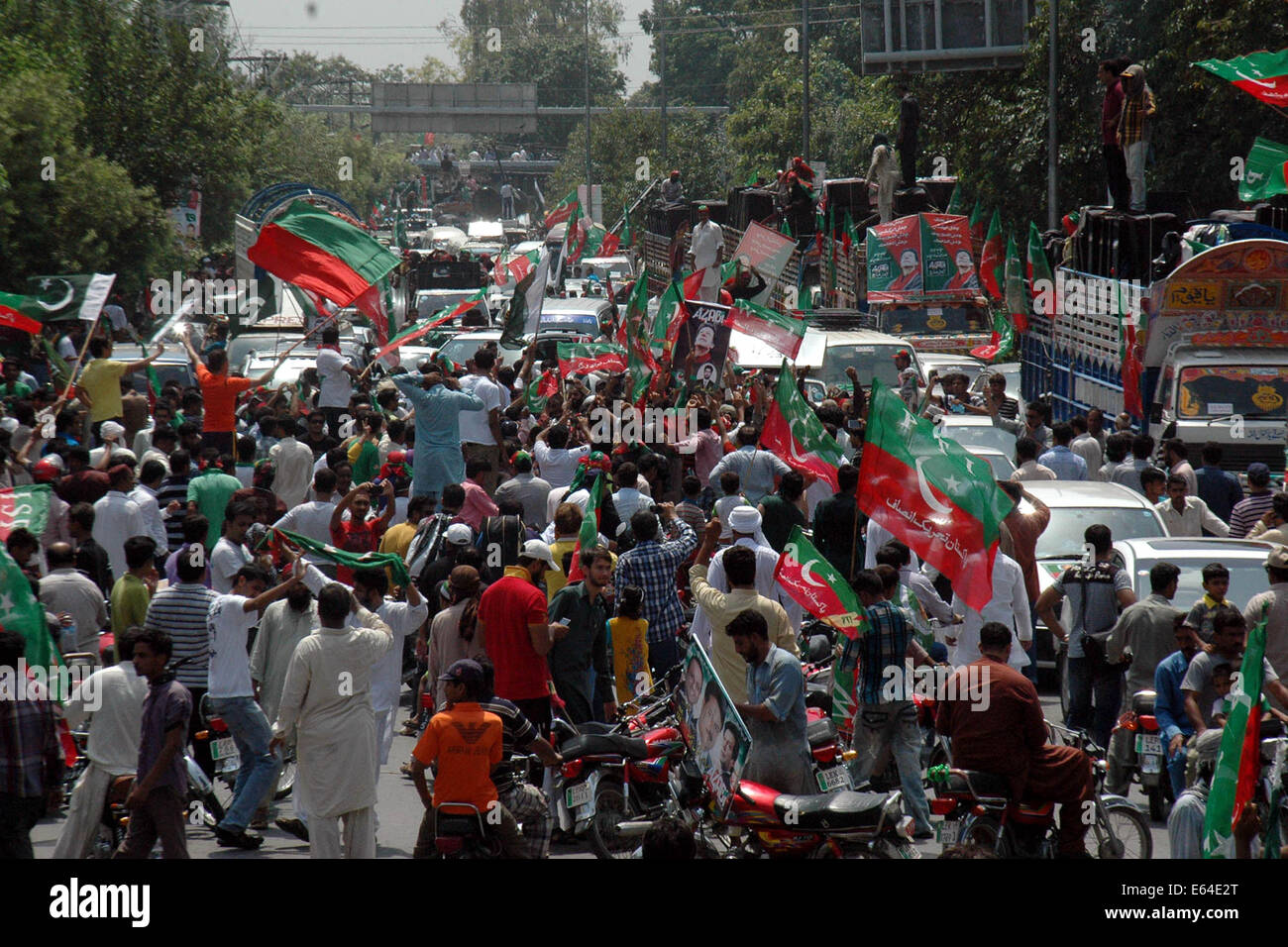 Lahore, Pakistan. 14. August 2014. Unterstützer von Pakistan senior Oppositionsführer Imran Khan teilnehmen einen Protestmarsch gegen die Regierung in Lahore, Ost-Pakistan, am 14. August 2014. Imran Khan, ein ehemaliger Cricket-Symbol, ein Anti-Regierungs-März Donnerstag angefangen die östliche Stadt von Lahore nach Islamabad. Bildnachweis: Sajjad/Xinhua/Alamy Live-Nachrichten Stockfoto