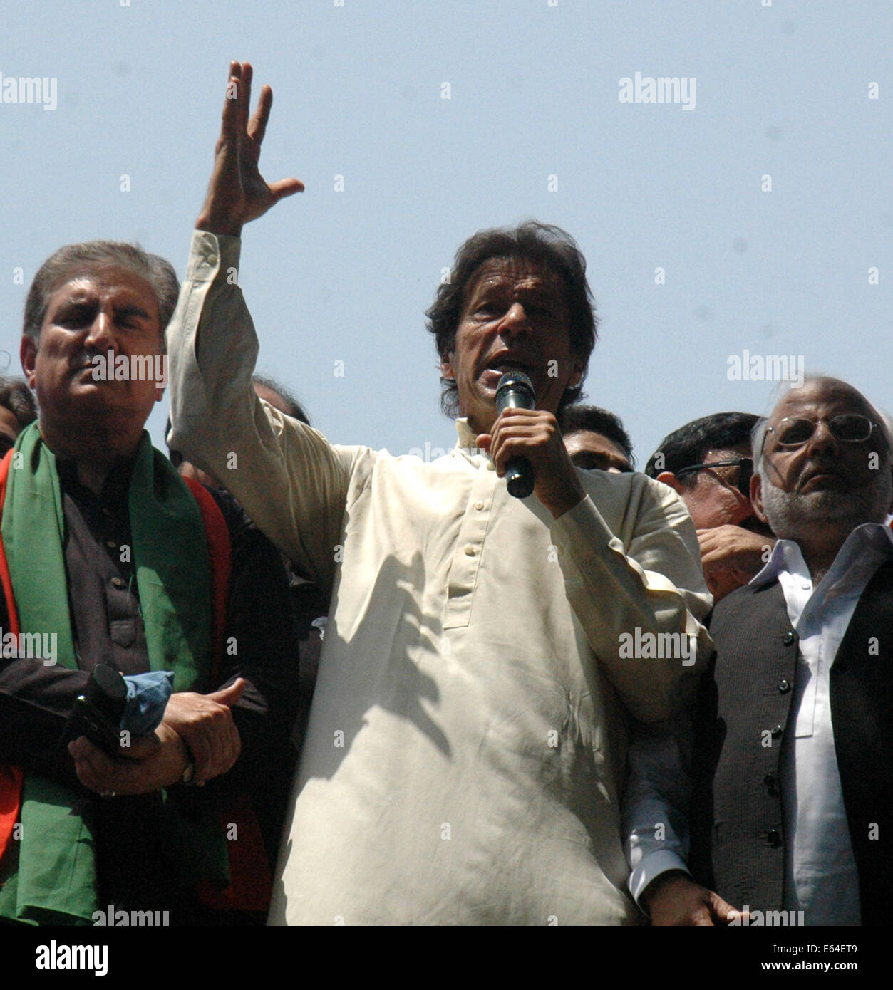Lahore, Pakistan. 14. August 2014. Pakistan senior Widerstand Führer Imran Khan (C) Gesten als er leitet ein Protest gegen die Regierung in Lahore, Ost-Pakistan, 14. August 2014 marschieren. Imran Khan, ein ehemaliger Cricket-Symbol, ein Anti-Regierungs-März Donnerstag angefangen die östliche Stadt von Lahore nach Islamabad. Bildnachweis: Sajjad/Xinhua/Alamy Live-Nachrichten Stockfoto
