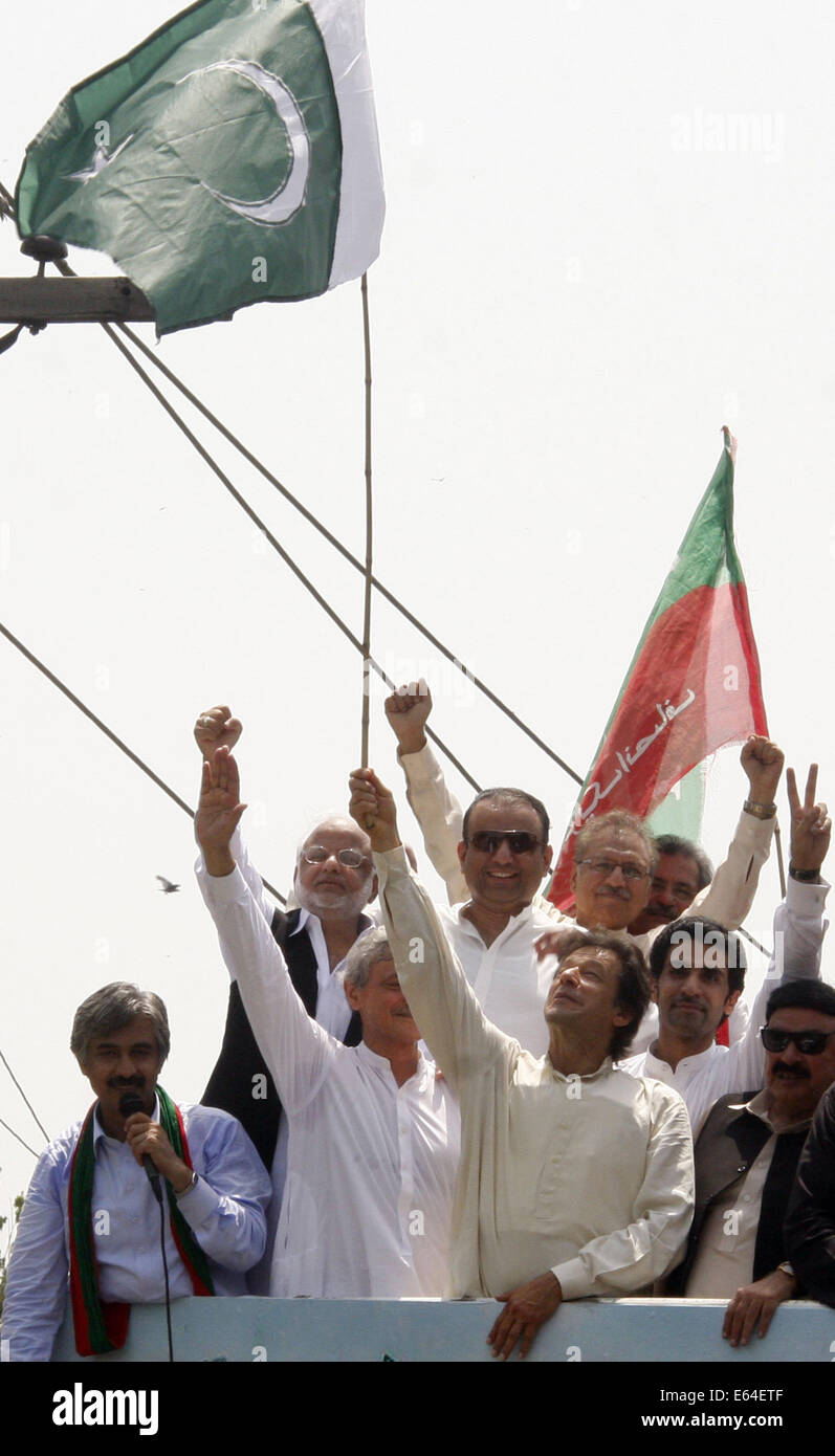Lahore, Pakistan. 14. August 2014. Pakistan senior Widerstand Führer Imran Khan (C) Gesten als er leitet ein Protest gegen die Regierung in Lahore, Ost-Pakistan, 14. August 2014 marschieren. Imran Khan, ein ehemaliger Cricket-Symbol, ein Anti-Regierungs-März Donnerstag angefangen die östliche Stadt von Lahore nach Islamabad. Bildnachweis: Sajjad/Xinhua/Alamy Live-Nachrichten Stockfoto