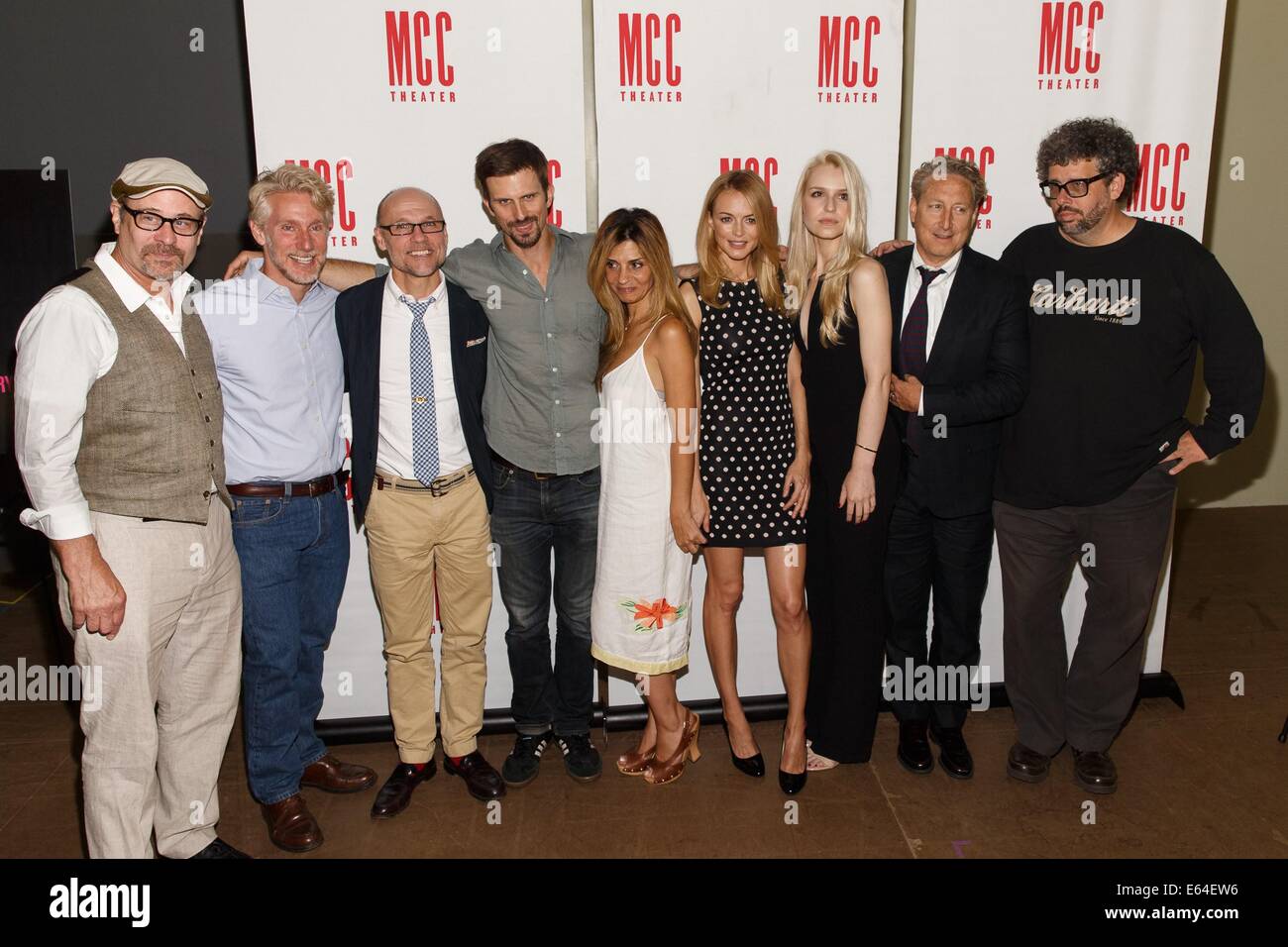 New York, NY, USA. 14. August 2014. Terry Kinney, Blake West, Willen Cantler, Fred Weller, Callie Thorne, Heather Graham, Gia Crovatin, Bernard Telsey, Neil LaBute Photo fordern den Fototermin MONEY SHOT Cast, Second Stage Theatre, New York, NY 14. August 2014. Bildnachweis: Jason Smith/Everett Collection/Alamy Live-Nachrichten Stockfoto