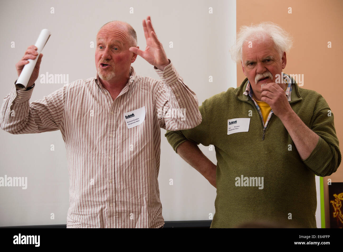 Straßentheater-Praktiker und Performance-Künstler der verzweifelten Männern (Richard Heedon und John Beedell) - UK Stockfoto