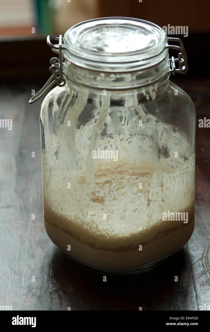 Stillleben-Food-Bild einer Sauerteigvorspeise in einem Kilner-Glas-Glas-Glas Stockfoto