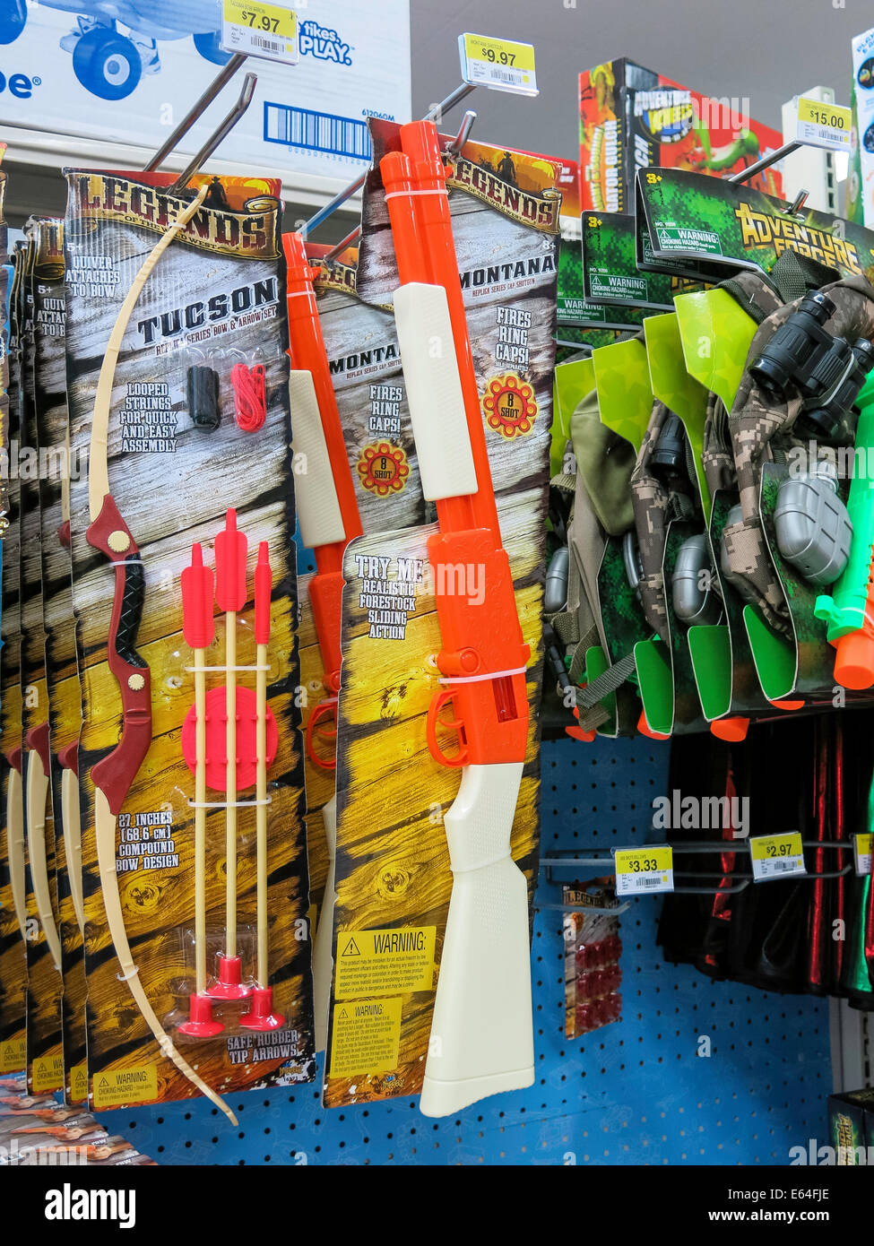 Spielzeugwaffen für Kinder, Walmart Rabatt Kaufhaus, USA Stockfoto