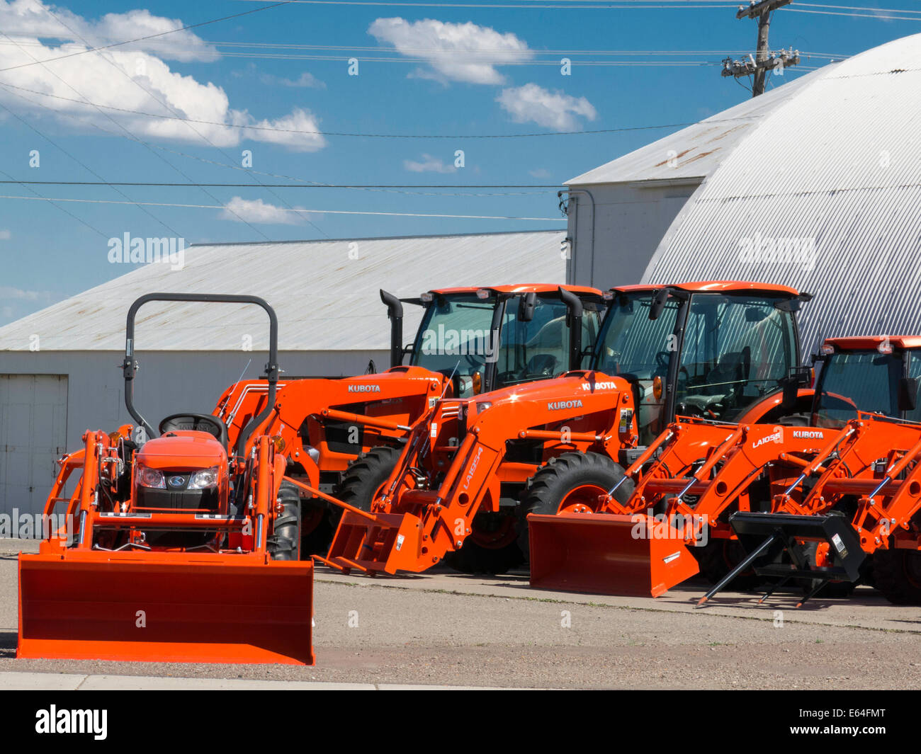Ranch und Farm Fahrzeug-Händler, Kubota Traktoren, MT, USA Stockfoto