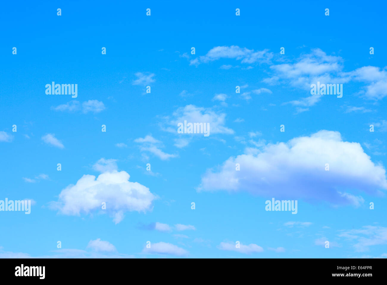 Blauer Himmel und flauschige Wolken, als Hintergrund verwendet werden Stockfoto