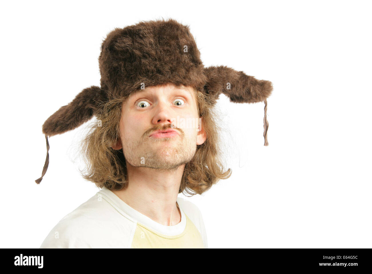Verrückter Russe mit Ohrenklappen Kappe isoliert auf weißem Hintergrund Stockfoto