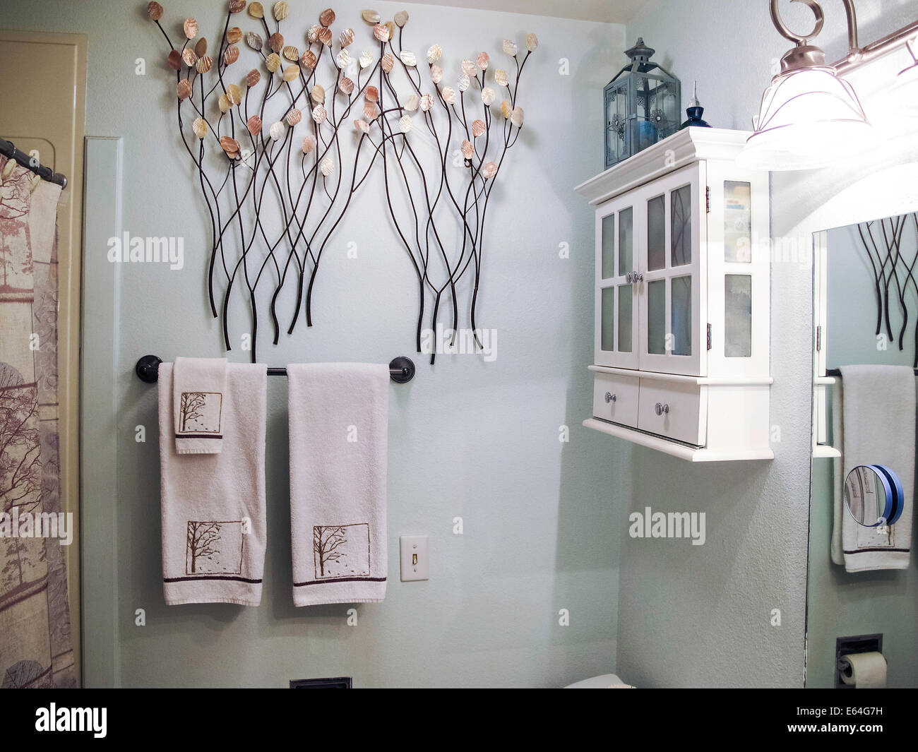 Cozy White Home Interior Bad, USA Stockfoto