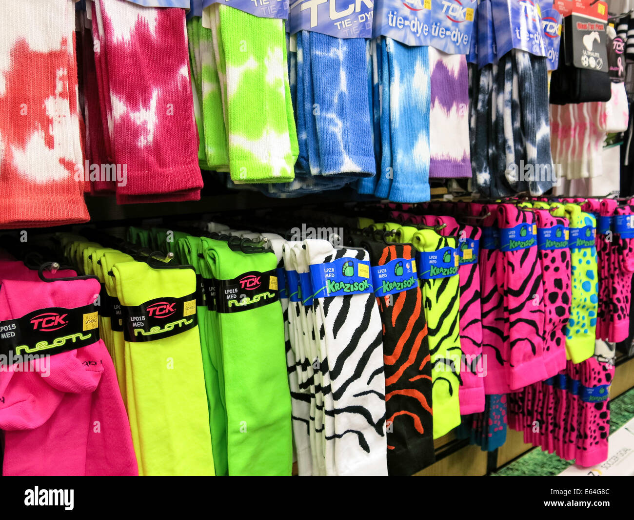 Neon farbige und Wild gemusterten athletische Socken, Scheels Sporting Goods Store, Great Falls, Montana, USA Stockfoto