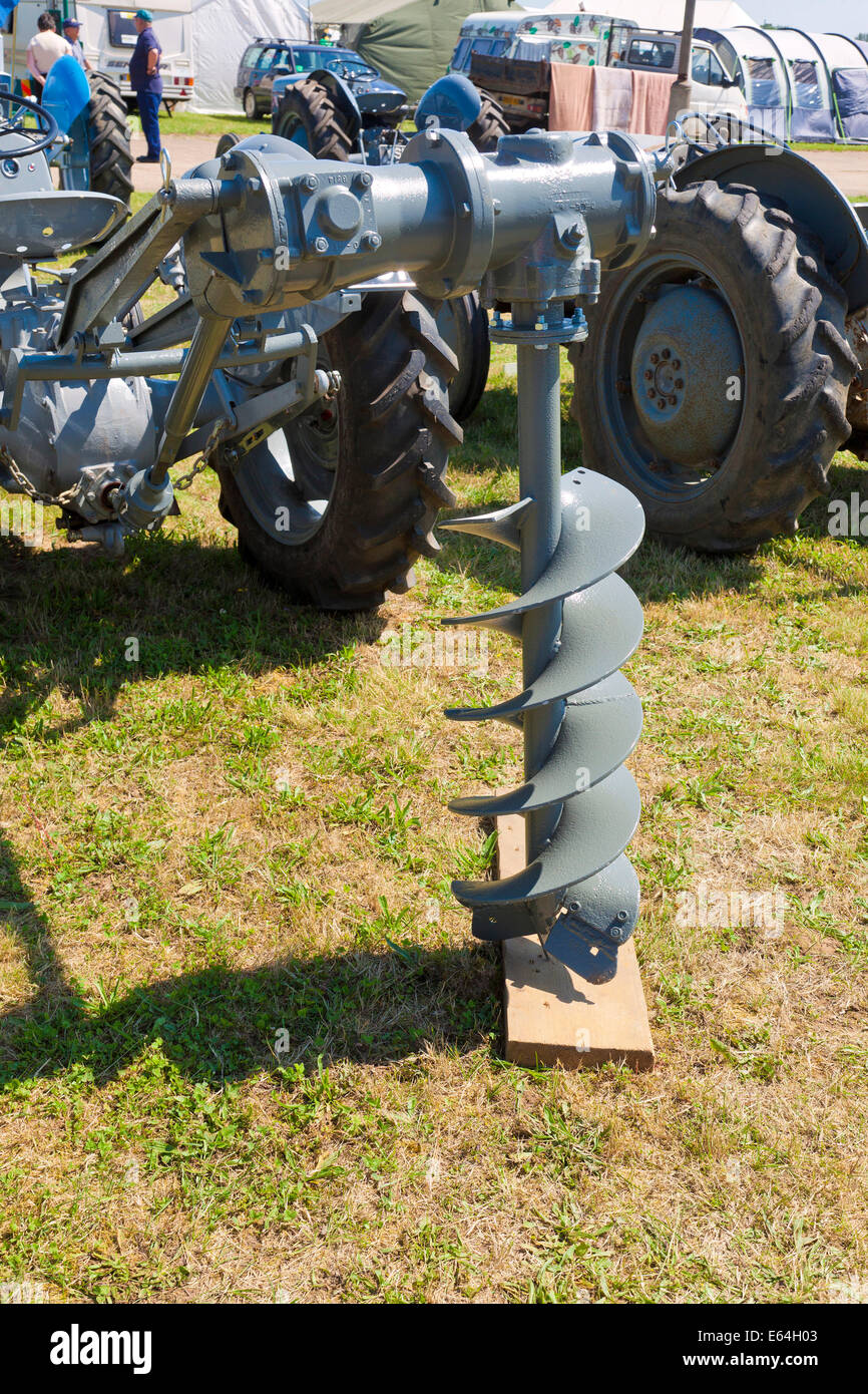 Post Loch Bohrer Bohrer Schnecke montiert auf Traktor Stockfoto
