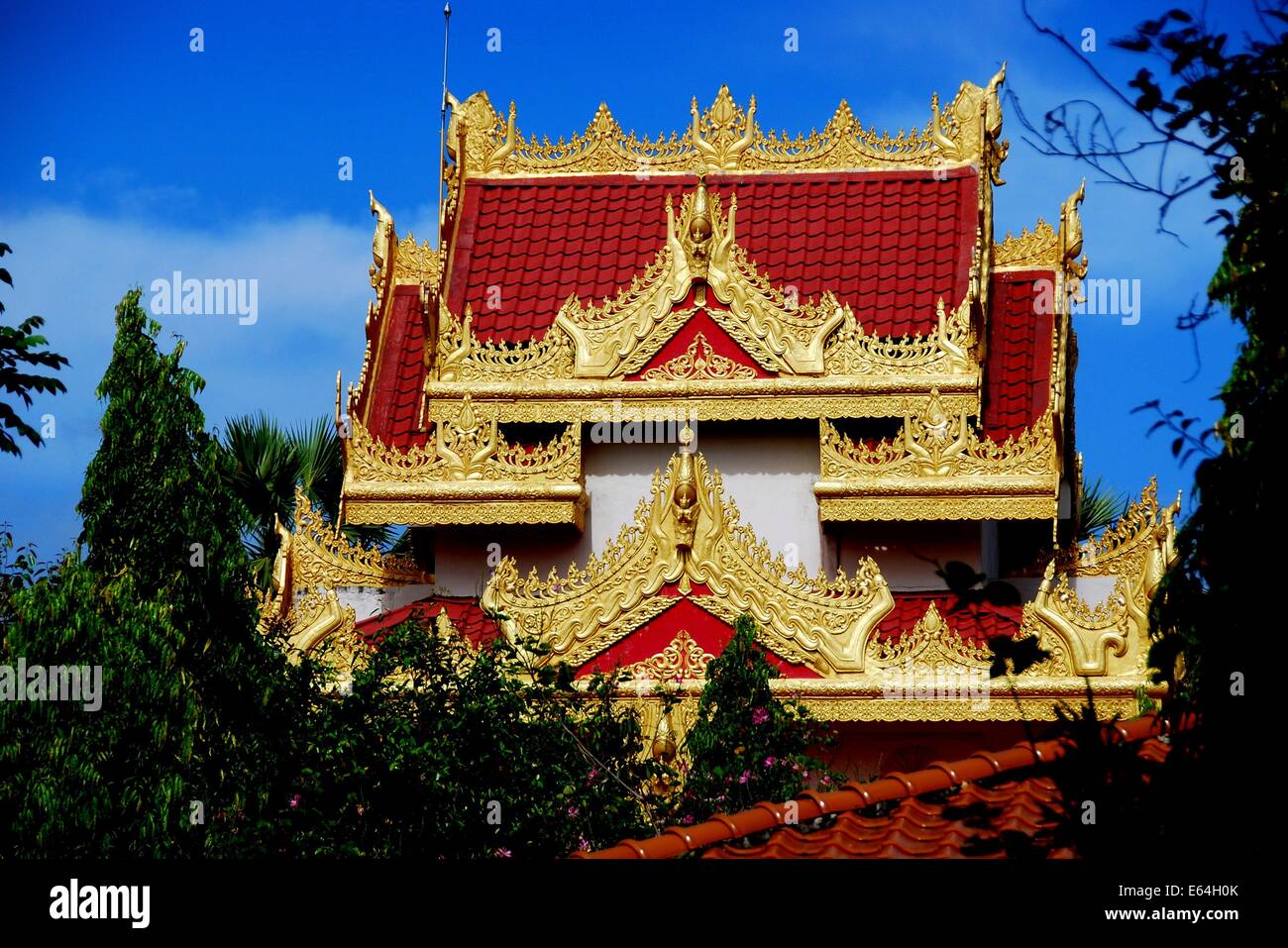 GEORGETOWN, MALAYSIA: Das opulente vergoldete Dach der großen Halle im birmanischen buddhistischen Tempel Dhammikarama * Stockfoto