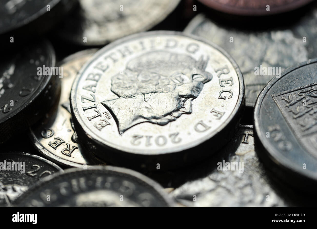 EIN HAUFEN VON EINEM PFUND-MÜNZEN RE RENTEN RENTNER EINKOMMEN ZINSEN SPAREN RUHESTAND HYPOTHEKEN BANKEN CASH GELD UK Stockfoto