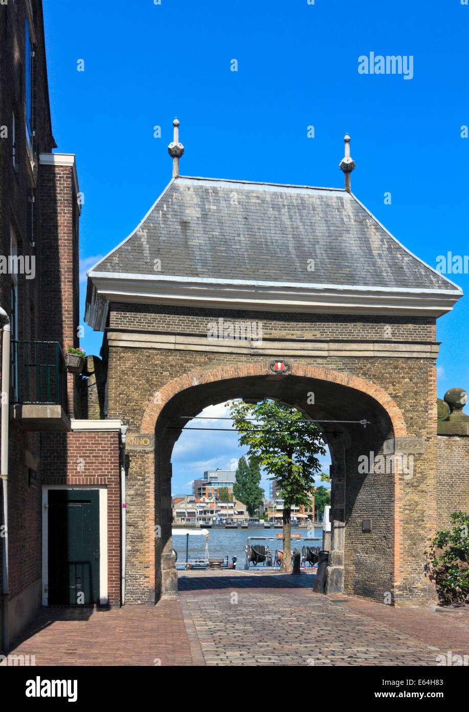 Historisches Tor-Gebäude am Hooikade, Dordrecht, Südholland, Niederlande Stockfoto