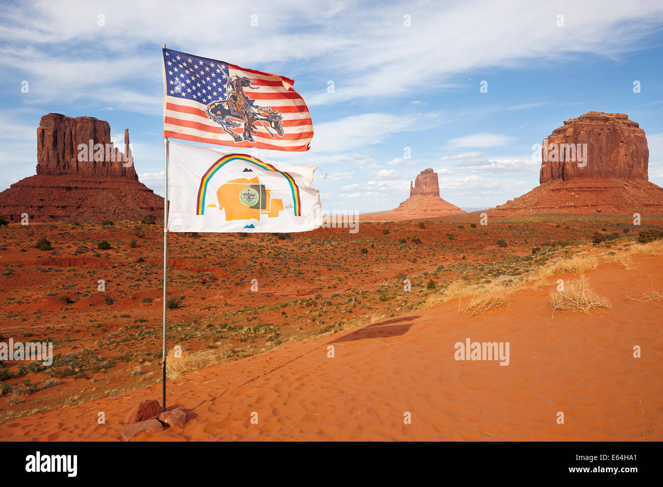 US-Fahne und Flagge der Navajo Nation fliegen zusammen im Monument Valley Navajo Tribal Park. Arizona, USA. Stockfoto