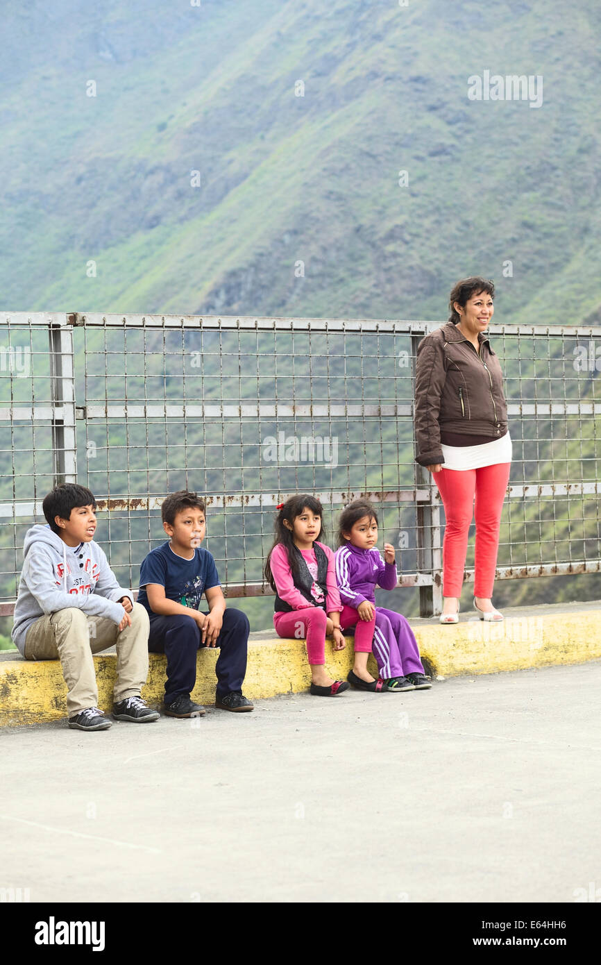 Unbekannte Leute zu beobachten, Brücke springen auf der San-Francisco-Brücke in Baños, Ecuador Stockfoto