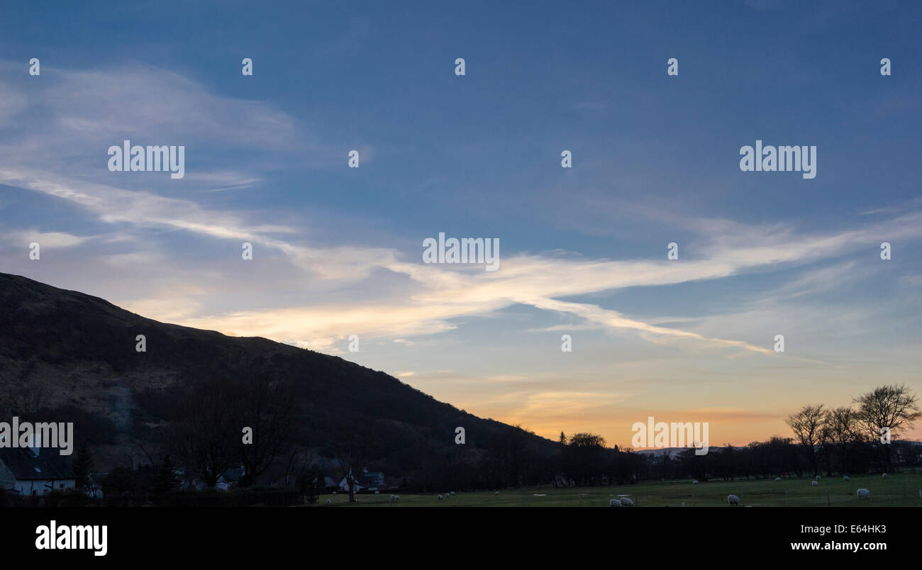 Abendhimmel über Lochranza auf der Isle of Arran in Schottland. Stockfoto