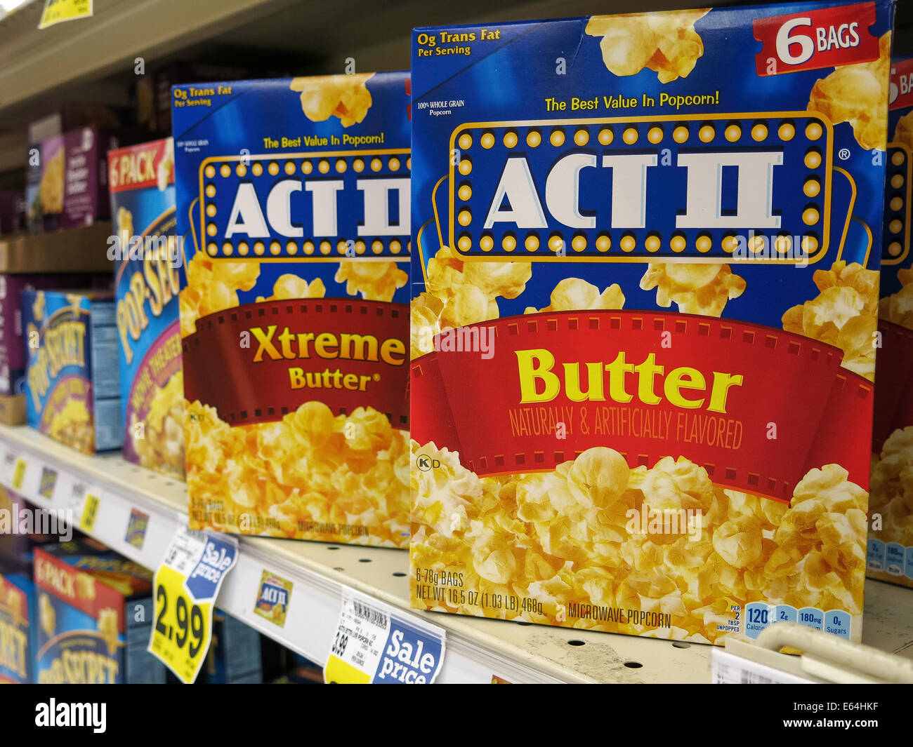 Pakete von ACT! Mikrowellen Sie-Popcorn, Smiths Lebensmittelgeschäft, Great Falls, Montana, USA Stockfoto