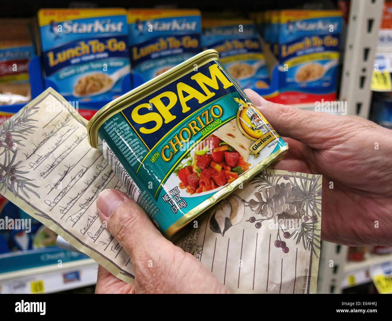 Mann, der für SPAMDOSEN Chorizo Flavored Canned Meat (Luncheon Laib), Smith's Grocery Store, Great Falls, Montana, USA, eingeht Stockfoto