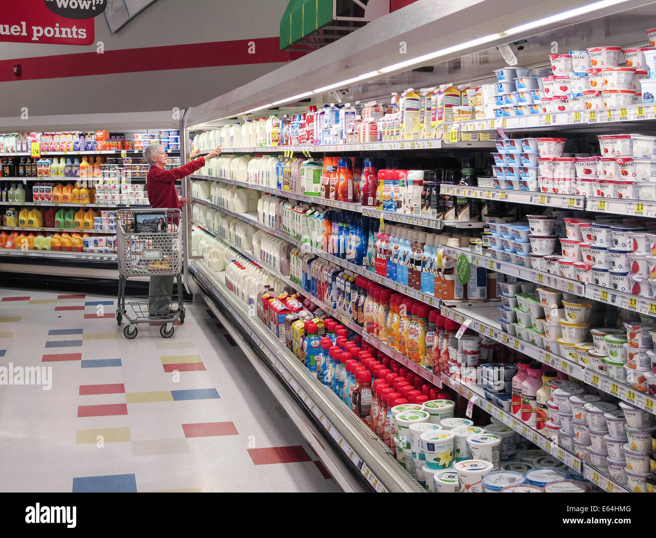 Reife Frau kaufen Milch in der Molkerei Gang, Smiths Lebensmittelgeschäft, Great Falls, Montana, USA Stockfoto