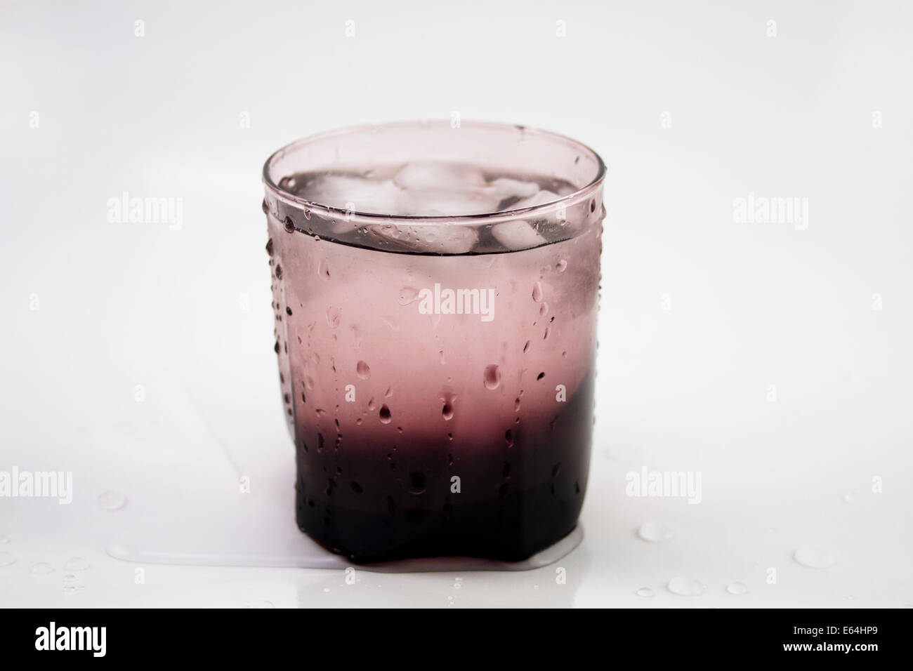 Überdachte Tropfen in ein Glas mit kaltem Wasser Stockfoto