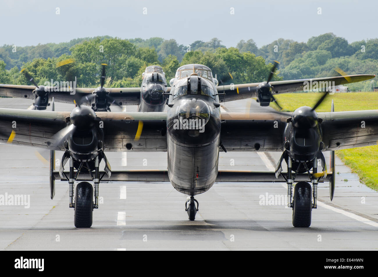 Lancaster Bomber. Zum ersten Mal seit den 1950er Jahren zwei Avro Lancasters in der Luft gesehen werden kann und die auf dem Boden in Großbritannien. Das Rollen in Biggin Hill, Kent, Großbritannien Stockfoto