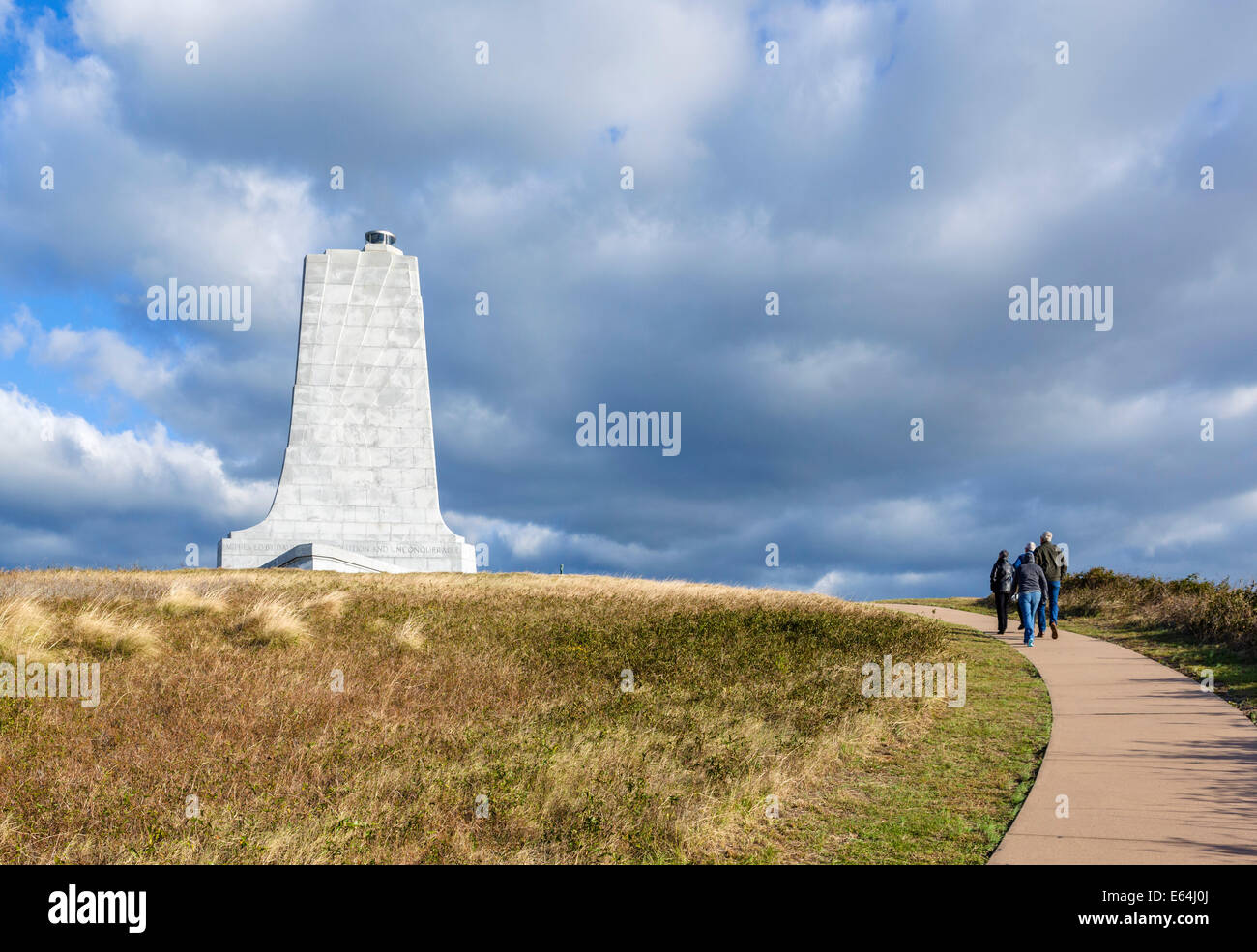 Besucher auf Pfad bis zu der Wright Brüder Denkmal, Wright Brothers National Memorial, Kill Devil Hills, North Carolina, USA Stockfoto