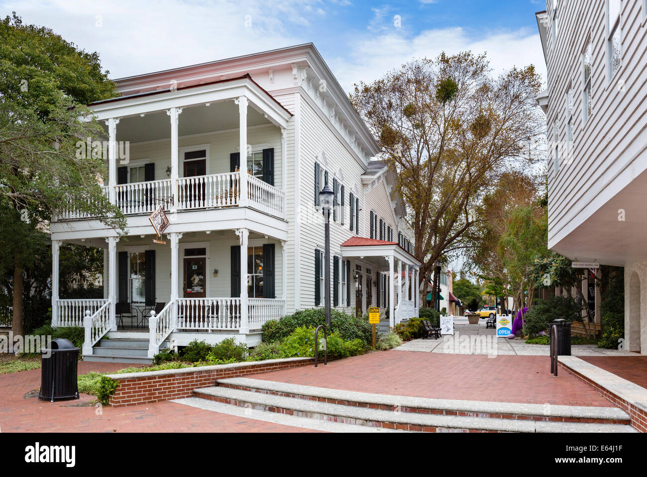Häuser, Geschäfte und Cafés entlang der Uferpromenade in Beaufort, South Carolina, USA Stockfoto
