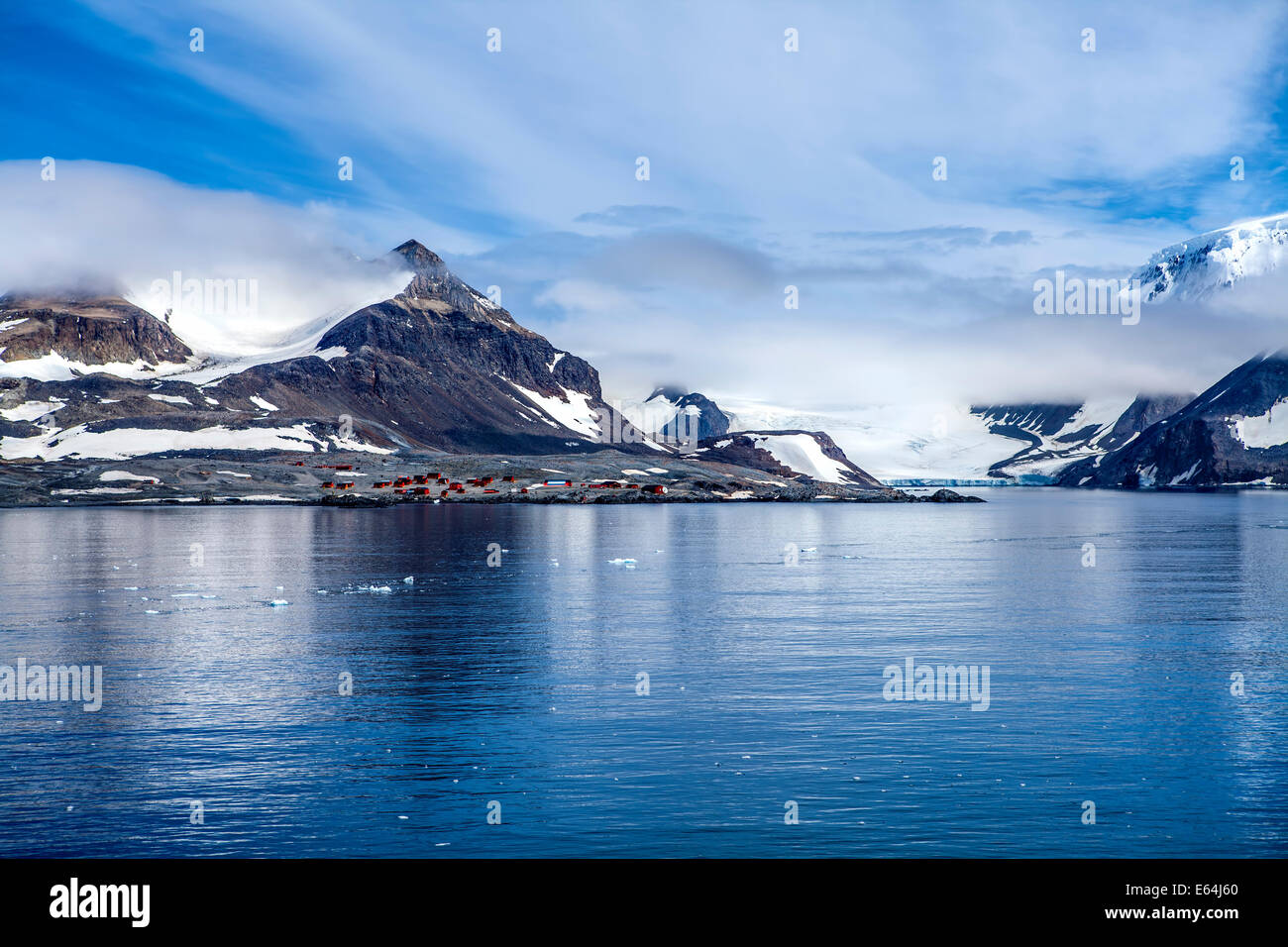 Antarktis-Landschaft. Herausragende Naturschönheiten, Hope Bay, antarktische Halbinsel mit wissenschaftlichen Grundlagen im Hintergrund. Stockfoto