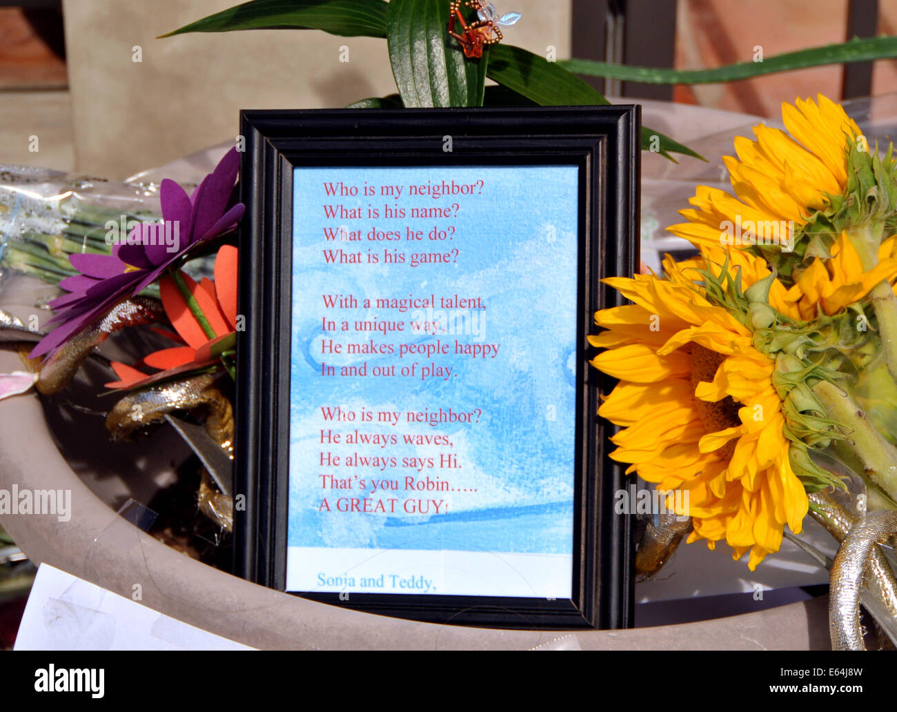 Tiburon, Kalifornien. 13. August 2014. Nachruf auf Robin Williams links auf dem Bürgersteig seine Tiburon Heimat von liebenden Nachbarn zusammen mit Hunderten von anderen Geschenken, Gedichten und Blumen links von Freunden, Fans und diejenigen, die Repspected und liebte ihn. Bildnachweis: Bob Kreisel/Alamy Live-Nachrichten Stockfoto