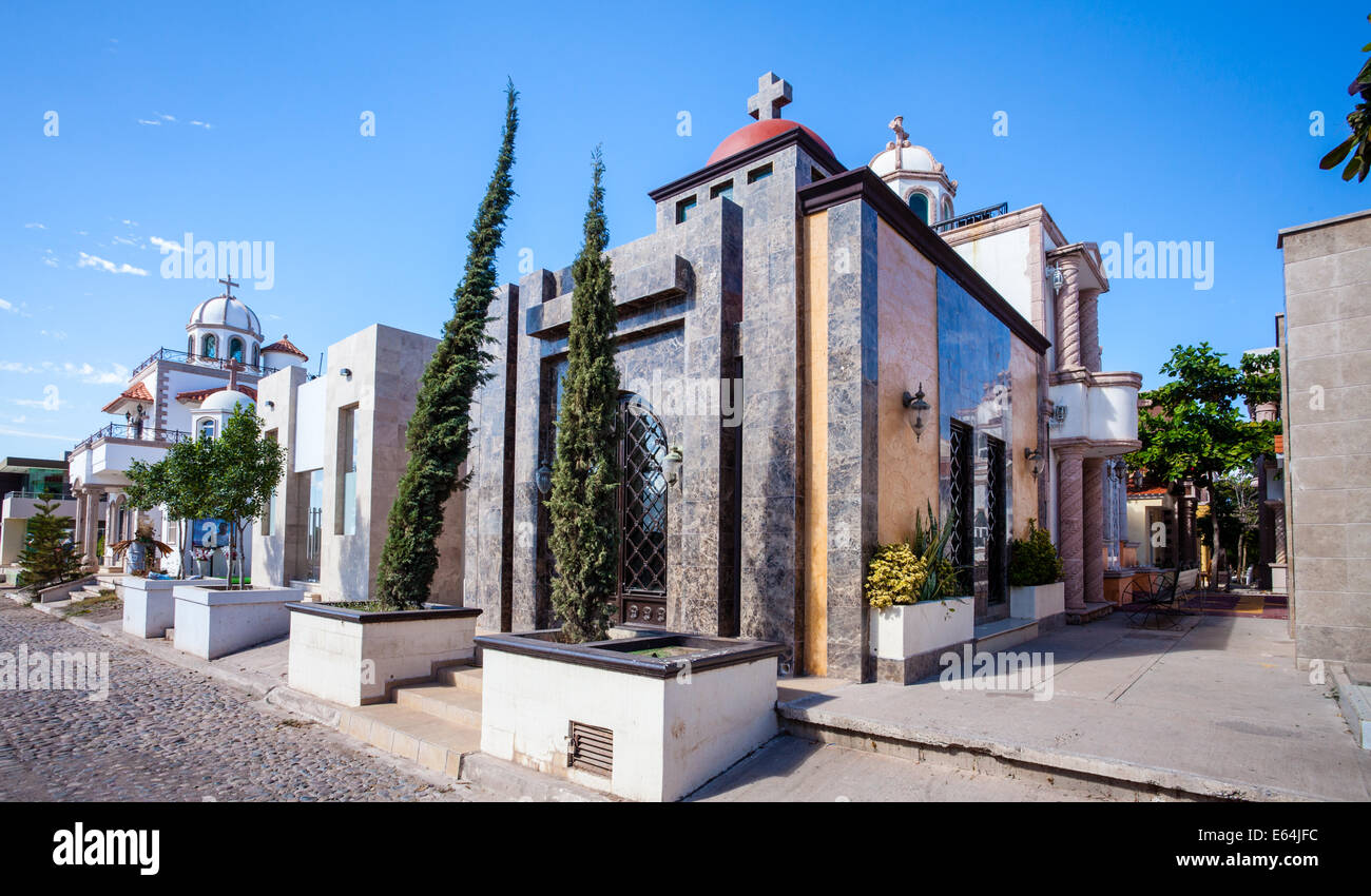 Das luxuriöse Mausoleum Jardines de Humaya, letzte Ruhestätte der Narco Drogelords, gleicht eher einem gehobenen Viertel. Stockfoto