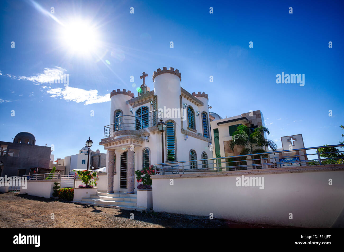 Das luxuriöse Mausoleum Jardines de Humaya, letzte Ruhestätte der Narco Drogelords, gleicht eher einem gehobenen Viertel. Stockfoto