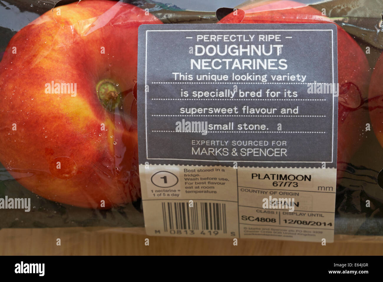 Packung von Donut perfekt reife Nektarinen bezogen fachmännisch für Marks & Spencer Stockfoto