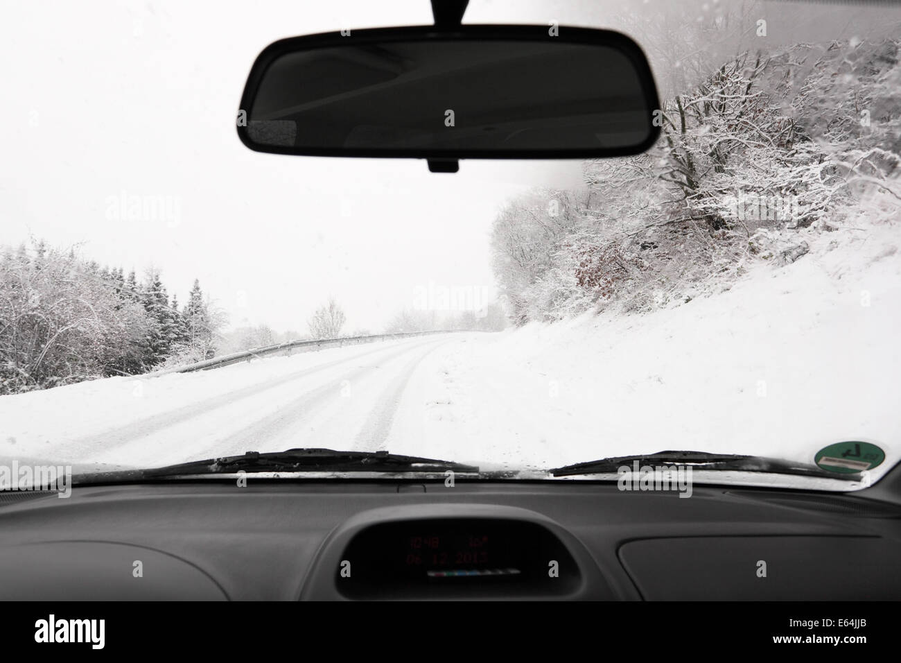 Autofahren im Winter auf einer verschneiten Landstraße Stockfoto