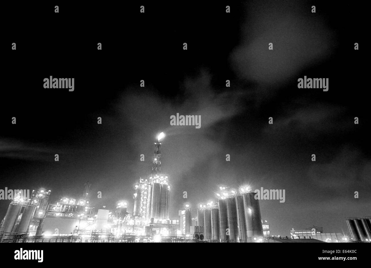 Luftverschmutzung in einer Öl-Raffinerie in Tarragona, Spanien Stockfoto