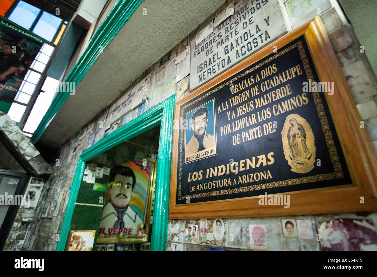 Eine Gedenktafel und danket Jesus Malverde auf einem Schrein gewidmet Malverde, dem Schutzpatron des illegalen Drogenhandels, Mexiko. Stockfoto