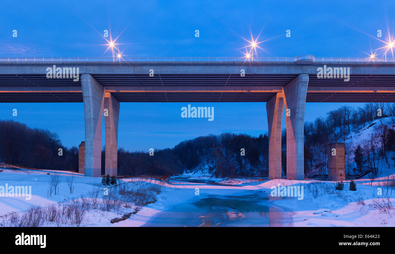 Eine Brücke (Brücke), dass an der Dundas Street 16 Mile Creek und das Löwen-Tal in Oakville, Ontario, Kanada umfasst. Stockfoto