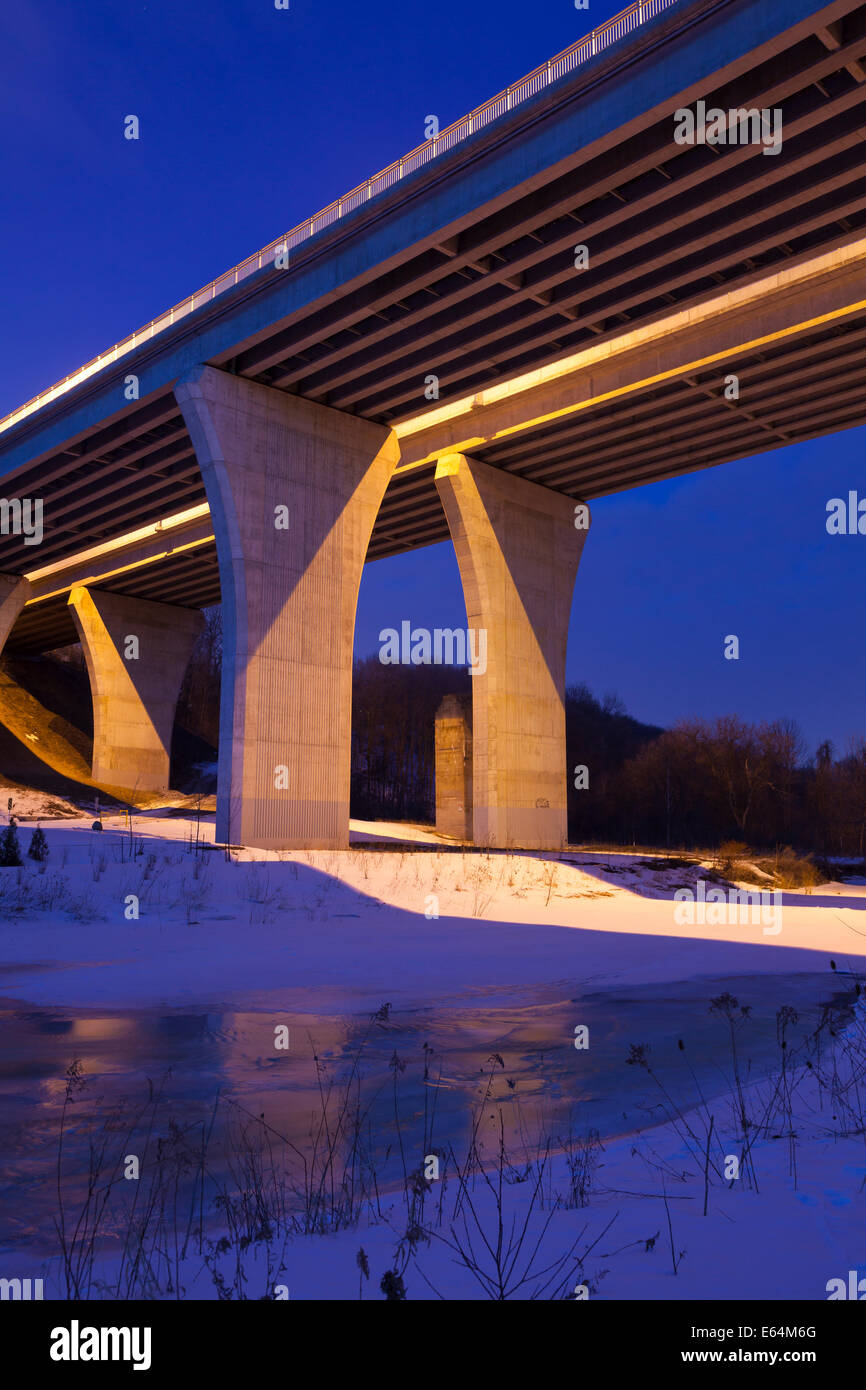 Eine Brücke (Brücke) entlang der Dundas Street, die 16 Mile Creek und das Löwen-Tal in Oakville, Ontario, Kanada erstreckt. Stockfoto