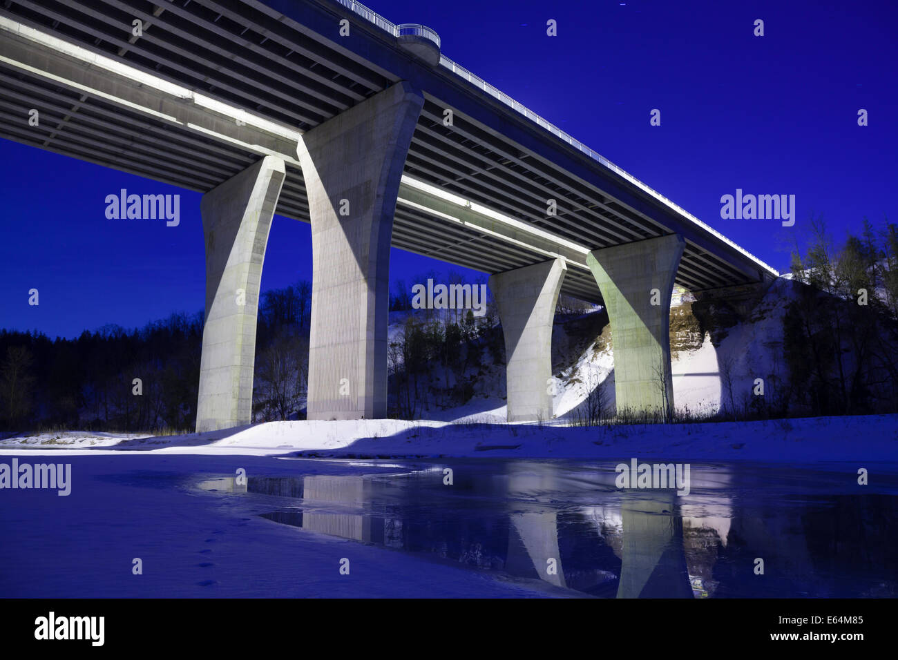 Eine Brücke (Brücke) entlang der Dundas Street, die 16 Mile Creek und das Löwen-Tal in Oakville, Ontario, Kanada erstreckt. Stockfoto