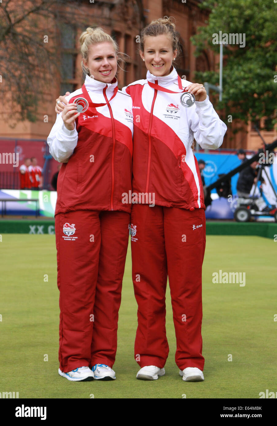 Jamie-Lea Winde & Natalie MELMORE von England mit ihren Silbermedaillen in den Damen-Paaren im Kelvingrove Lawn Bowls Zentrum, Stockfoto