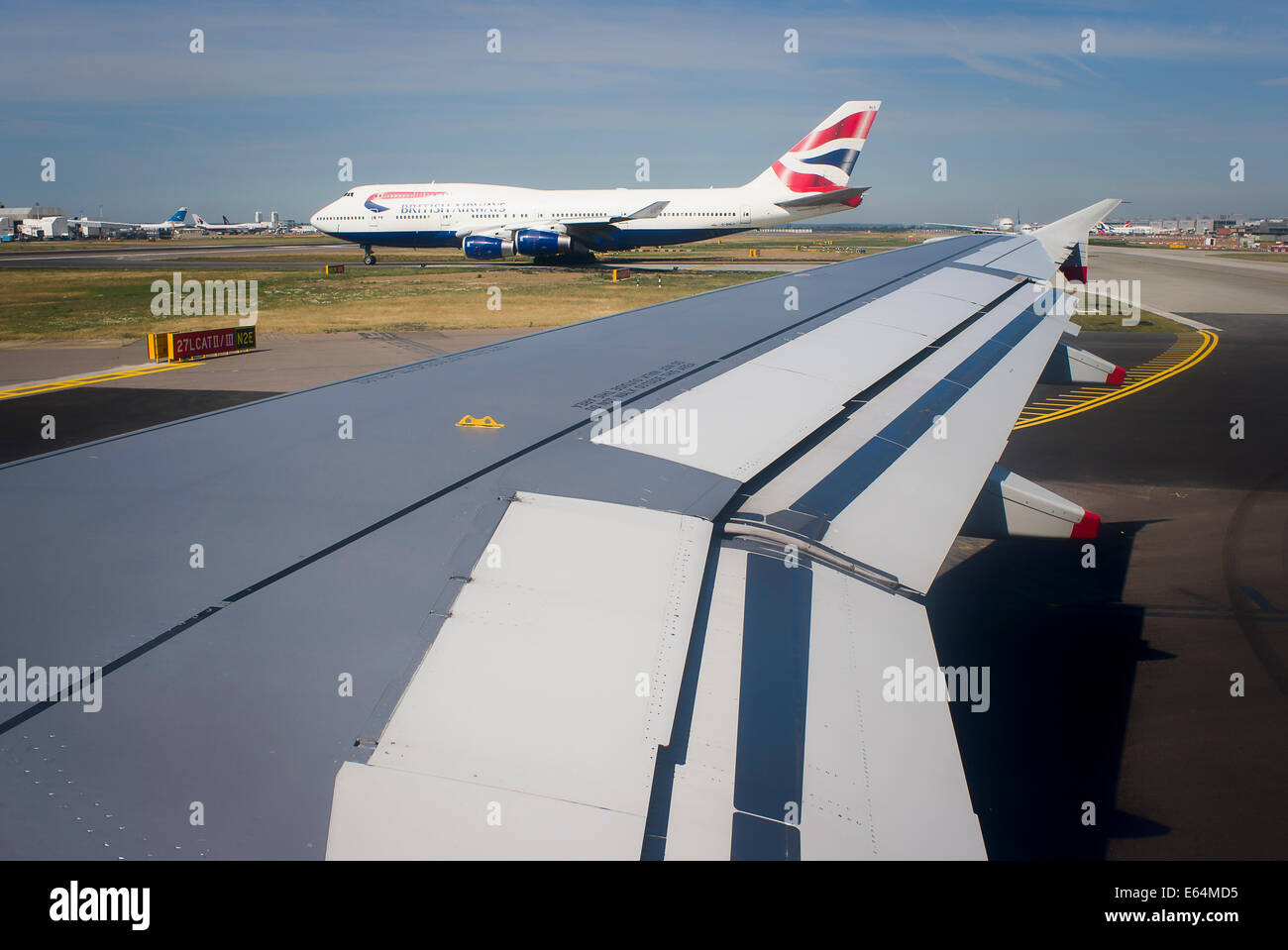 Flügel des Fluges. Ansicht des Airfileld mit Flugzeugen im Königreich taxying Stockfoto