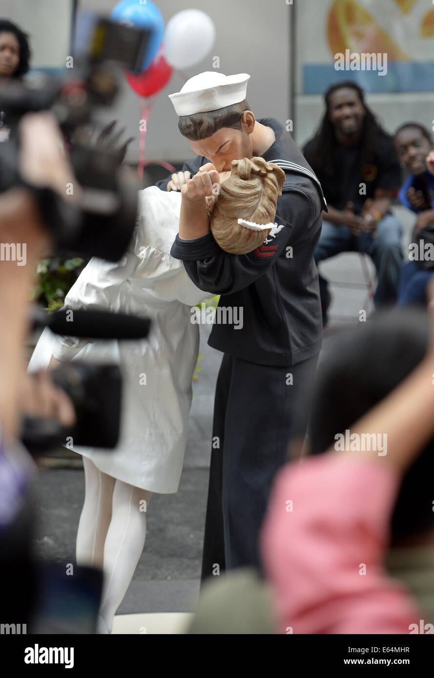 New York, USA. 14. August 2014. Menschen teilnehmen an der Enthüllung der Statue "Kiss Times Square" in New York, Vereinigte Staaten, am 14. August 2014. Eine sechs Fuß hohe Statue des legendären "Times Square Kiss" wurde zeitweise Platz feiern den Sieg über Japan und markieren die 69. Jahrestag des Endes des zweiten Weltkriegs am Donnerstag. Bildnachweis: Wang Lei/Xinhua/Alamy Live-Nachrichten Stockfoto