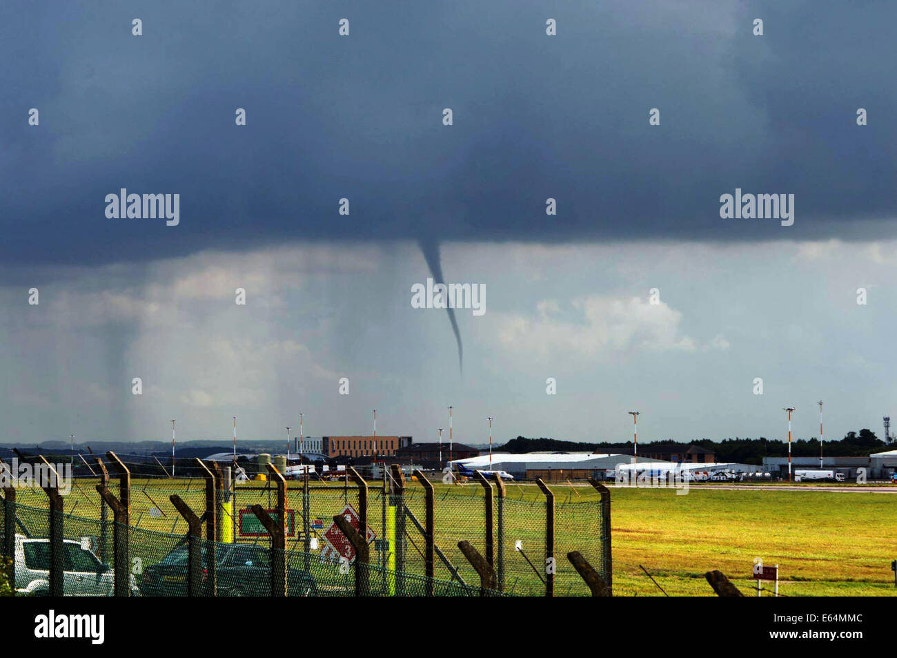 Flughafen East Midlands, UK. 14. August 2014. Wetter: Ein Tornado kommt ins Land am Flughafen Flugzeuge wurden umgeleitet, um den Tornado. Bildnachweis: Russ Greenwell/Alamy Live-Nachrichten Stockfoto