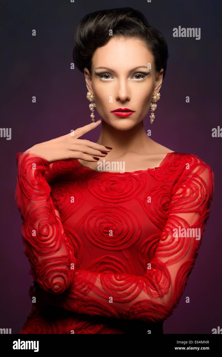 Schöne elegante Frau trägt rotes Kleid und schöne Make-up Stockfotografie -  Alamy