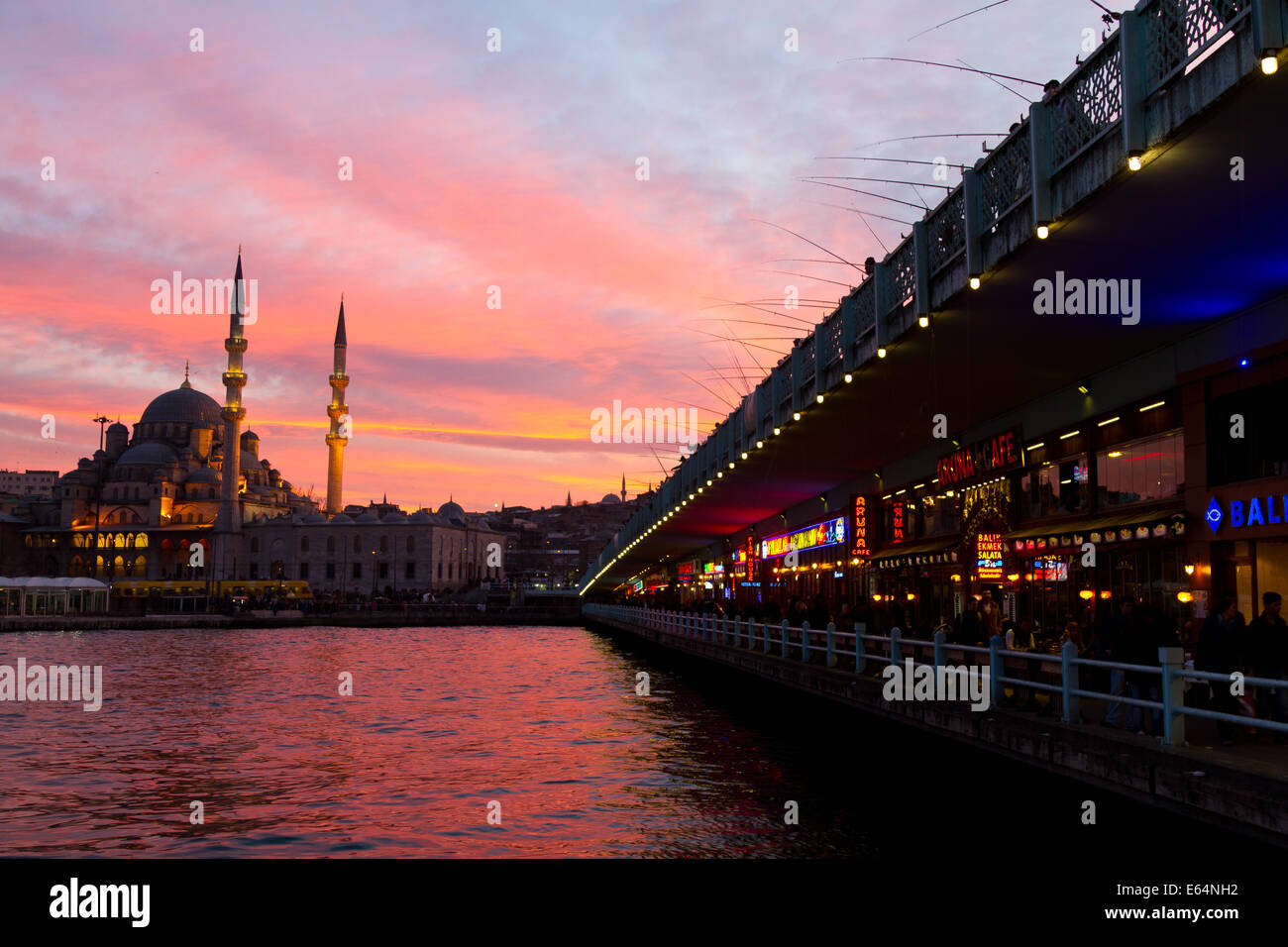 Menschen auf der Galata-Brücke am 3. Februar 2013 in Istanbul, Türkei. Stockfoto