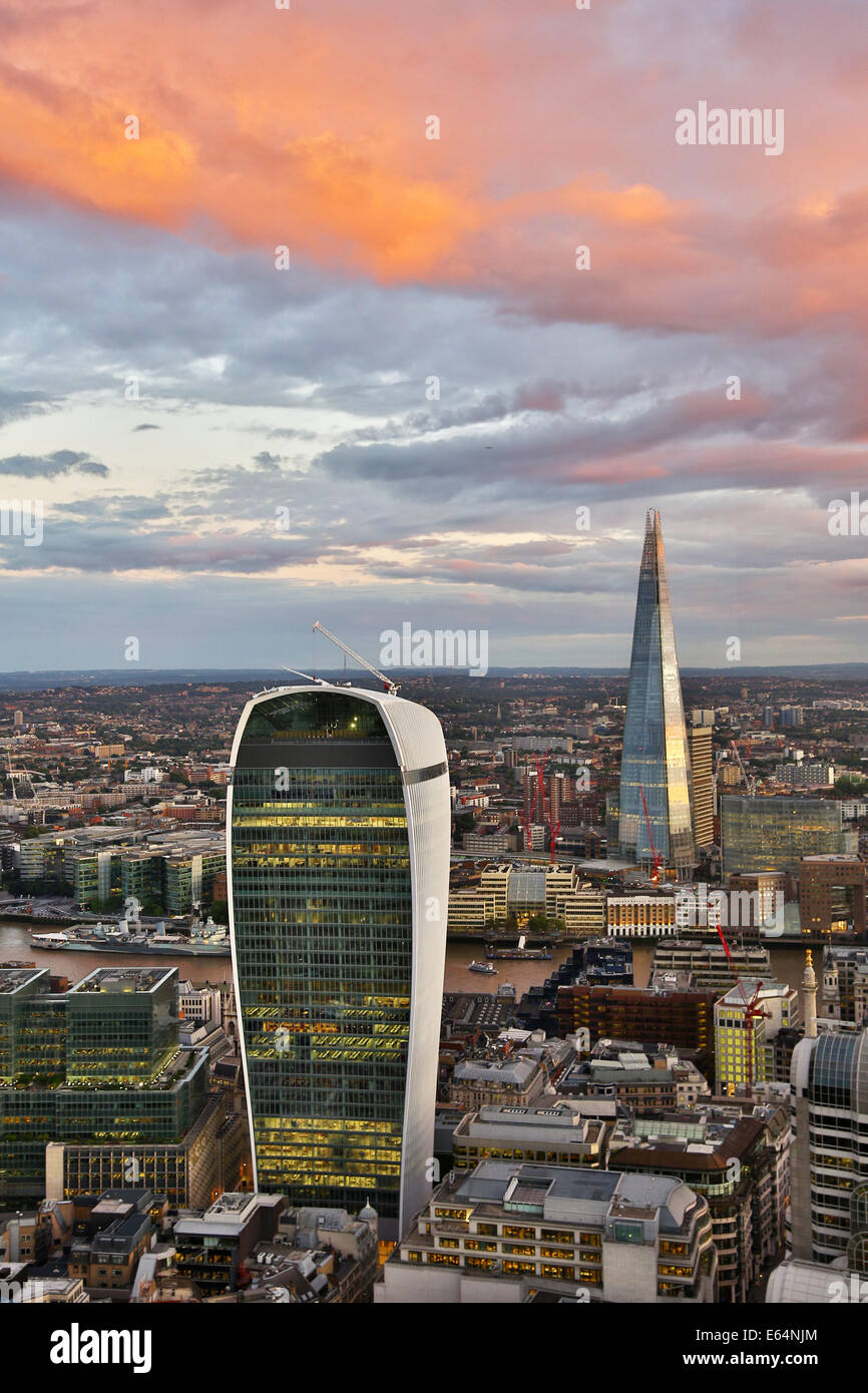 Gesamtansicht der Gebäude die Skyline der Stadt, das Walkie Talkie Gebäude um 20 Fenchurch Street und die Scherbe in der Abenddämmerung in London Stockfoto