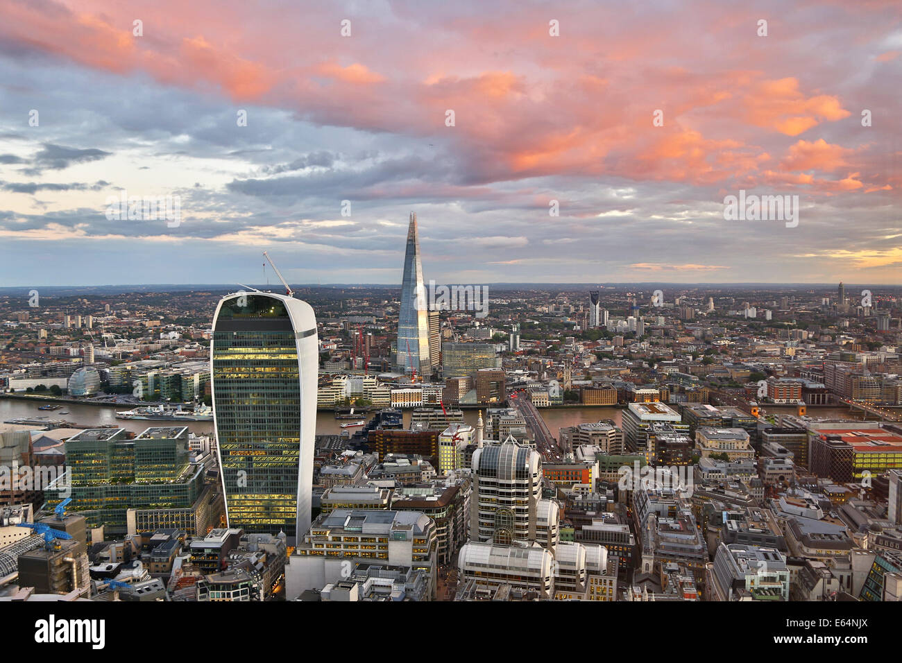 Gesamtansicht der Gebäude die Skyline der Stadt in der Abenddämmerung in London, England Stockfoto