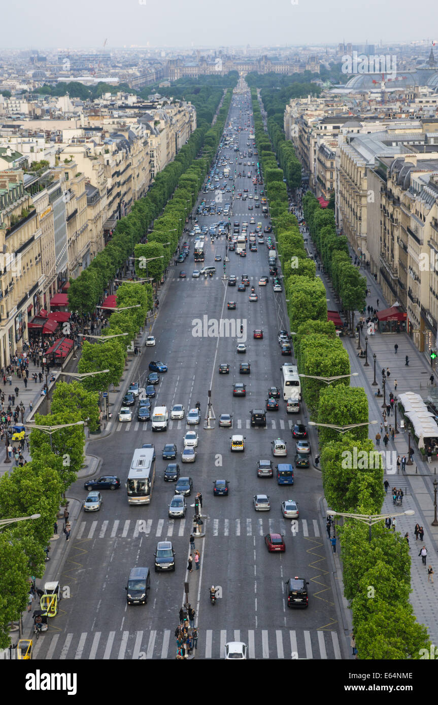Ein Blick auf die Avenue des Champs Elysees vom Arc de Triomphe in Paris, Frankreich Stockfoto